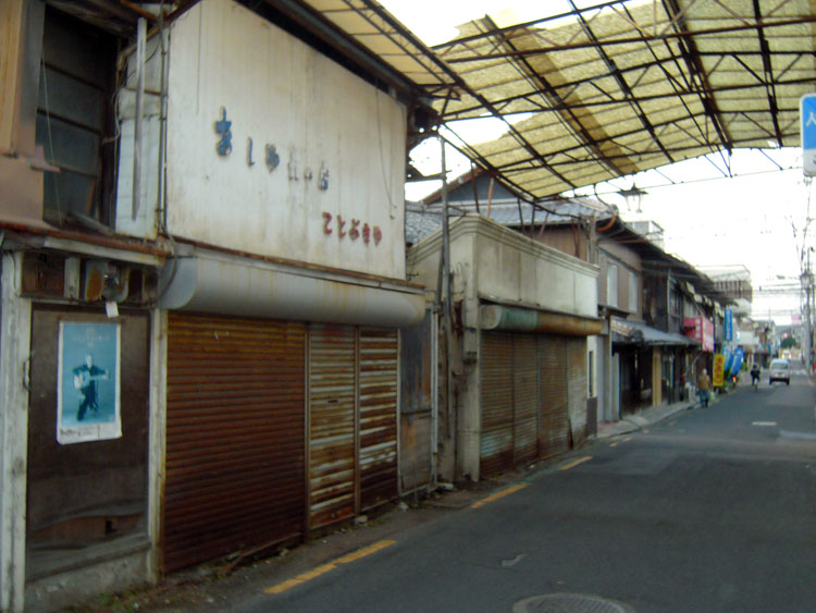 シャッター商店街_f0130879_2202838.jpg