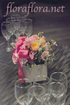 1.5次会 パステルカラーの花達とピンクのリボンの会場装花 クルーズクルーズ新宿様_a0115684_074251.jpg