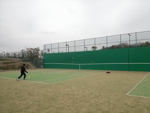 テニスコート壁打ち場にネット設置 大分スポーツ公園日記
