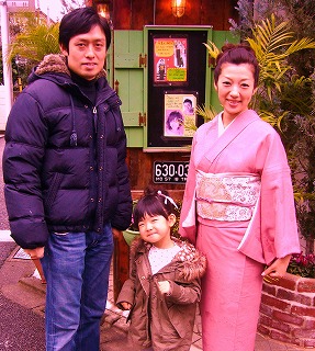 お似合いの着物姿で。。。_a0123703_17521395.jpg