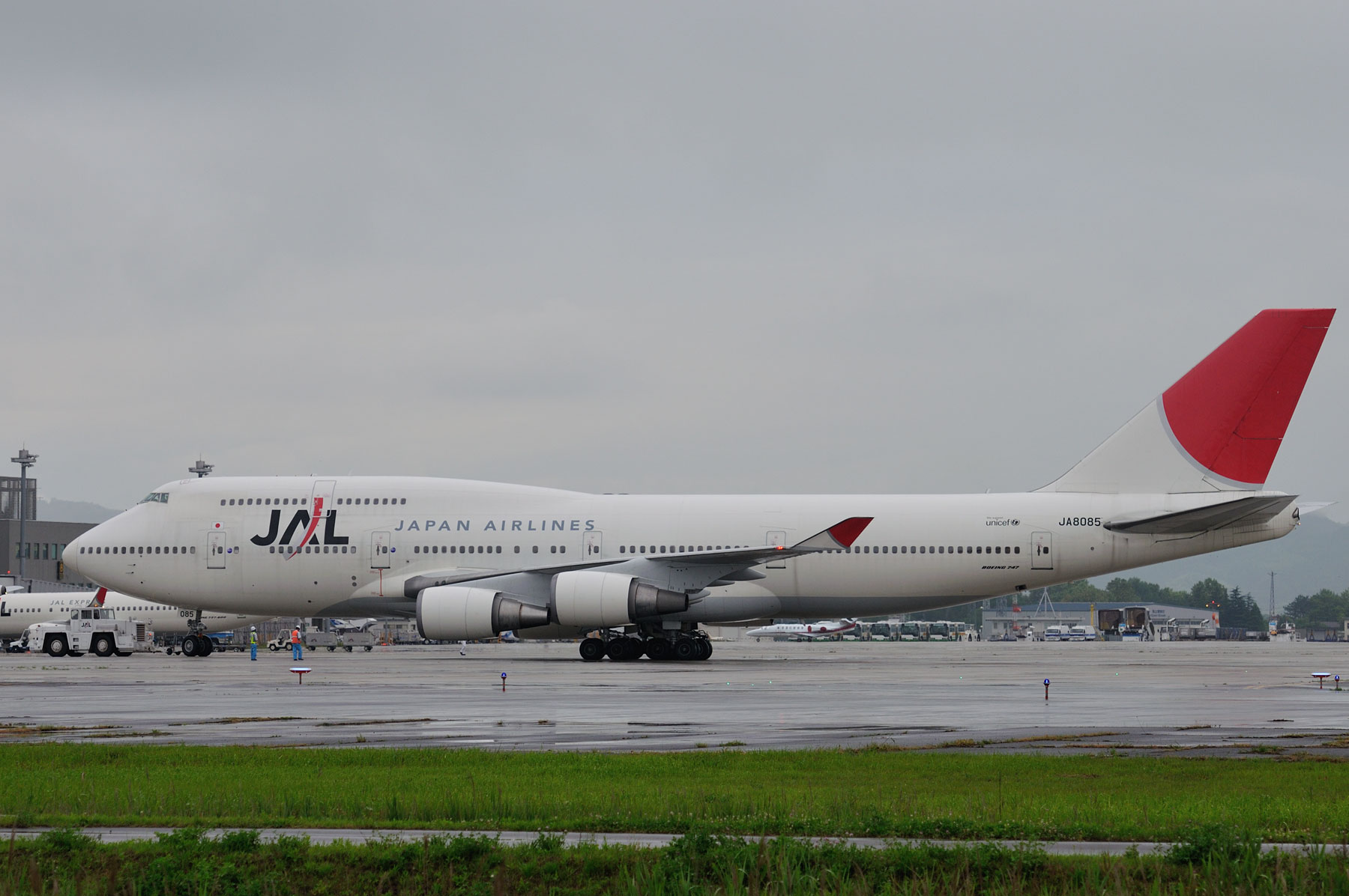 BOEING 747-400 / JA8085 - JALジャンボ in 仙台 (出発) - : SKY LOUNGE GARDEN  -transporter side-