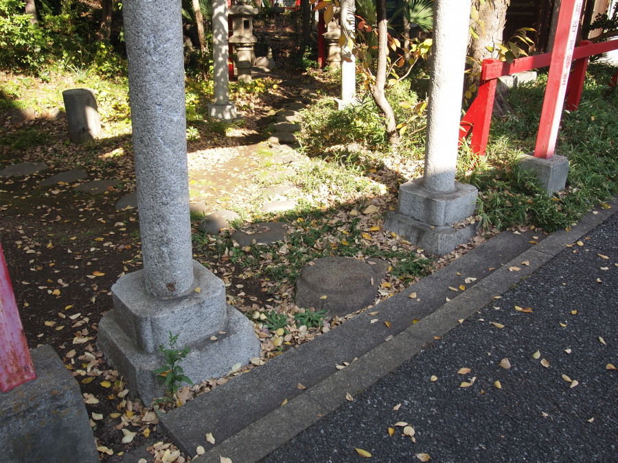 四本木稲荷神社 (北区滝野川3丁目)_e0163471_200911.jpg