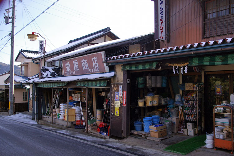 山間の小さなホームセンター_f0130879_23515815.jpg