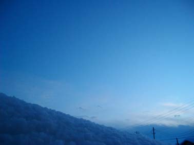 夕方の青さを吸い込むとスーッと冷たい空気が気持ちよく入り込む_b0126182_10584071.jpg