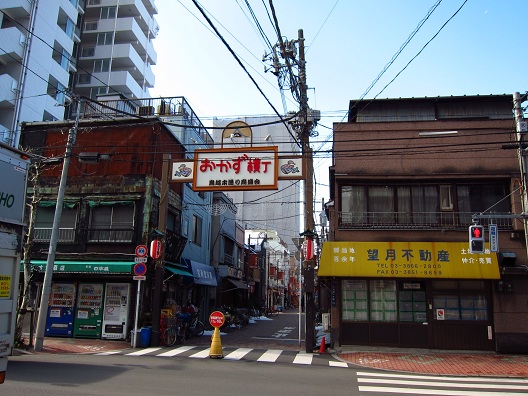 雑貨屋さんと下町的な風景_f0224492_19265728.jpg