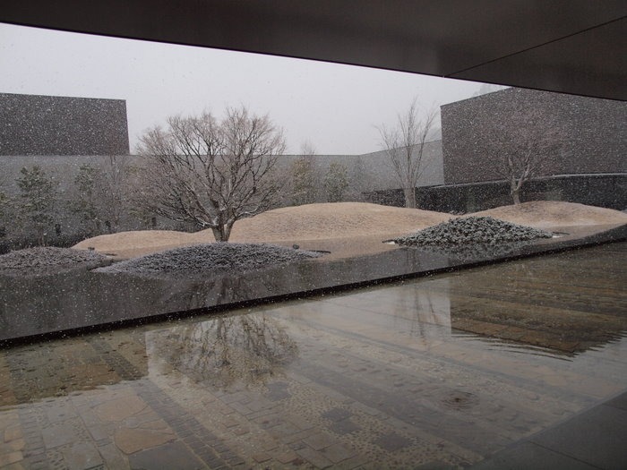 「西風館」中庭の雪景色_c0116915_0554087.jpg