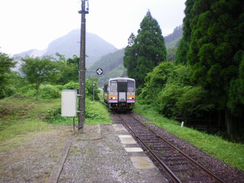 真夏の中国地方ローカル線4 (因美線・知和駅)_b0005281_22345822.jpg