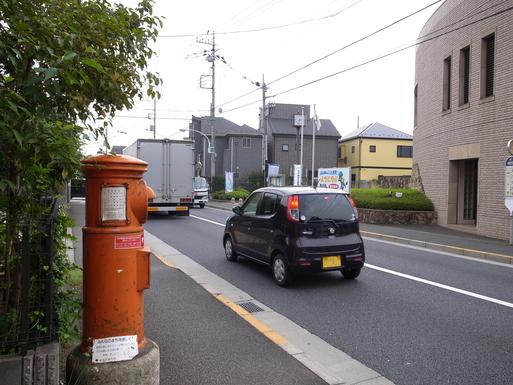 [街で見かけた 丸ポスト] 小平市 ふれあい下水道館 向かい_e0154005_13382780.jpg