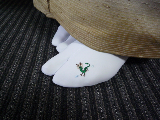 日本刺繍の発表会・鱗模様の染め帯に龍の足袋。_f0181251_15562961.jpg