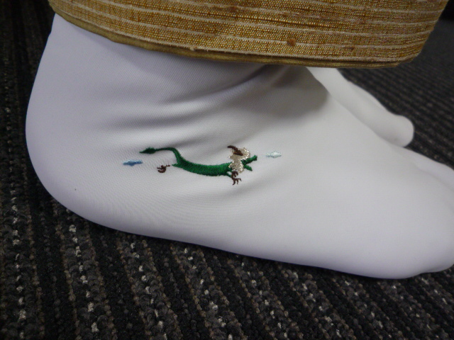 日本刺繍の発表会・鱗模様の染め帯に龍の足袋。_f0181251_1556516.jpg