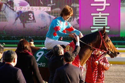 鮮やかな最後方からの大外一気！根岸Ｓはシルクフォーチュンが豪快に差し切り重賞２勝目_b0015386_21551071.jpg