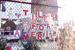 10年以上も続いてるニューヨーク市民の手作り9・11メモリアル・フェンス Tiles for America_b0007805_11463953.jpg