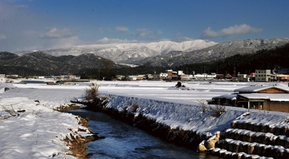 夕方近くになると扇ノ山を覆っていたガスも晴れて、見事な雪景色を...._b0194185_23290100.jpg
