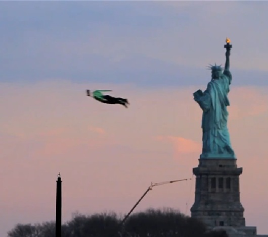 ニューヨーク上空に空を飛ぶ人々が出現?!　最新バイラル・ビデオ・マーケティング事例_b0007805_231331.jpg