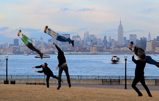 ニューヨーク上空に空を飛ぶ人々が出現?!　最新バイラル・ビデオ・マーケティング事例_b0007805_235117.jpg