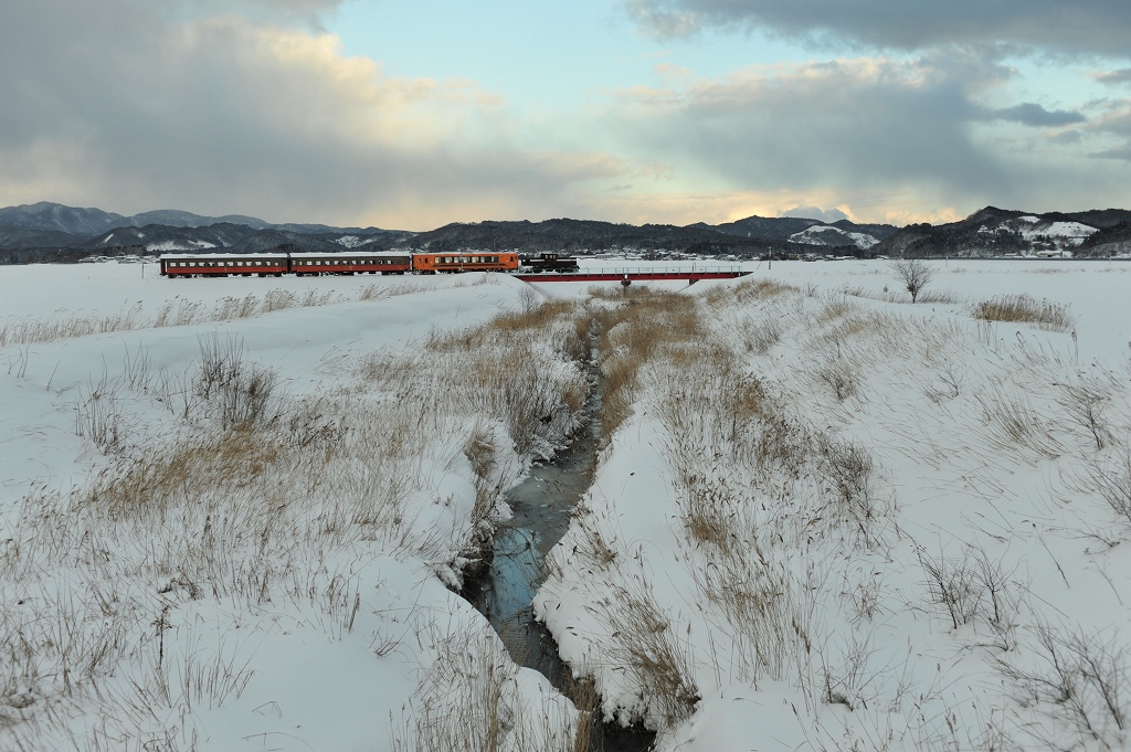 夕暮れ列車　津軽鉄道_f0050534_9533890.jpg