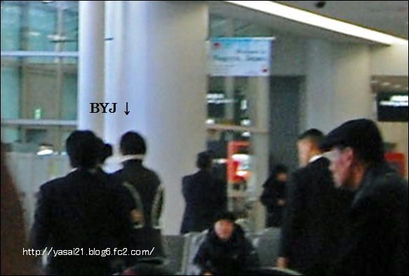 BYJ韓国公式2/1☆ [New PHOTO]日本、名古屋空港でペ・ヨンジュン様_a0087238_16502988.jpg