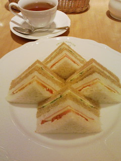 京橋 千疋屋京橋本店の日替りサンドイッチとスペシャルデザート_f0112873_0231433.jpg