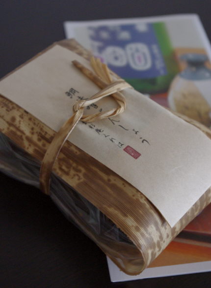 絶品!鯛味噌さんしょうで焼きおにぎり茶漬け、と三色丼のお弁当_f0168317_2322410.jpg