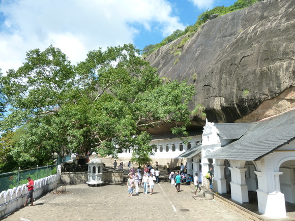 スリランカの旅_3（世界遺産：ダンブッラ石窟寺院・第1石窟 ）_c0196101_1215293.jpg