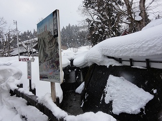 毘沙門様の山門にかぶさるような屋根の雪_a0084753_15523114.jpg