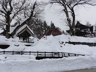 毘沙門様の山門にかぶさるような屋根の雪_a0084753_1552849.jpg