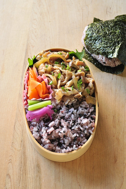 豚丼弁当_b0171098_8245100.jpg