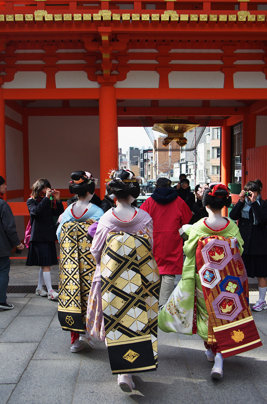 舞妓さん・福引～置屋さんへ（八坂神社）_f0155048_2143104.jpg