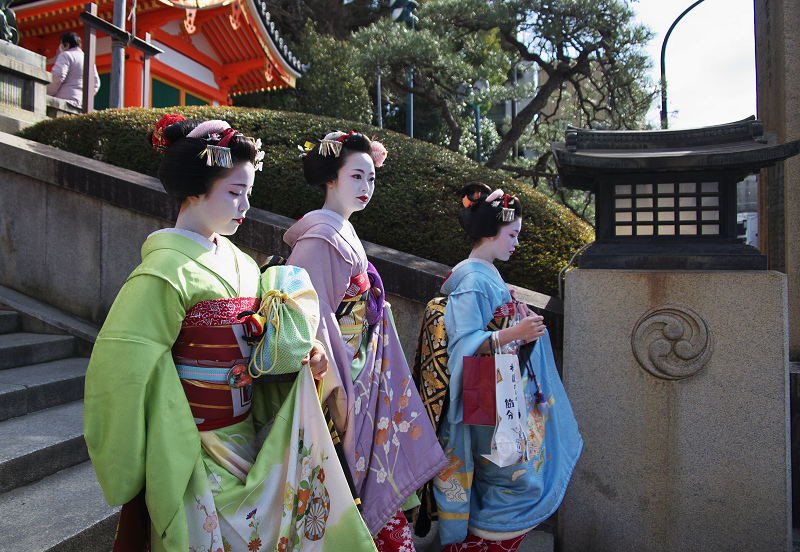 舞妓さん・福引～置屋さんへ（八坂神社）_f0155048_21432032.jpg