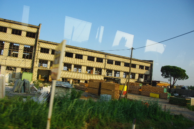 【アルバニア】 アルバニアの内陸部を走り、ちと休憩。_c0011649_6544057.jpg