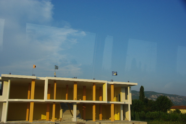 【アルバニア】 アルバニアの内陸部を走り、ちと休憩。_c0011649_6555946.jpg