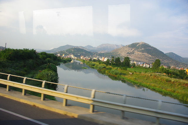 【アルバニア】 アルバニアの内陸部を走り、ちと休憩。_c0011649_659741.jpg