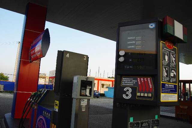 【アルバニア】 アルバニアの内陸部を走り、ちと休憩。_c0011649_7102186.jpg