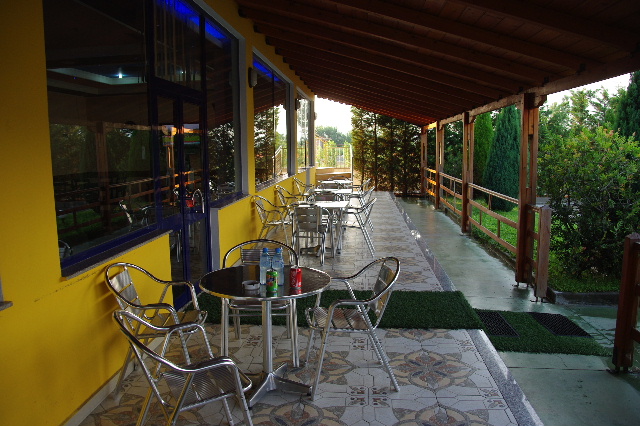 【アルバニア】 アルバニアの内陸部を走り、ちと休憩。_c0011649_7115154.jpg