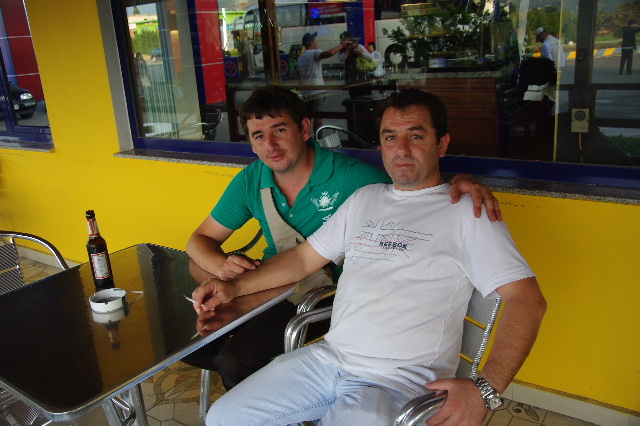 【アルバニア】 アルバニアの内陸部を走り、ちと休憩。_c0011649_7121067.jpg