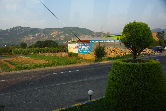 【アルバニア】 アルバニアの内陸部を走り、ちと休憩。_c0011649_7193120.jpg