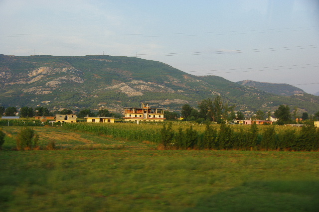 【アルバニア】 アルバニアの内陸部を走り、ちと休憩。_c0011649_721236.jpg