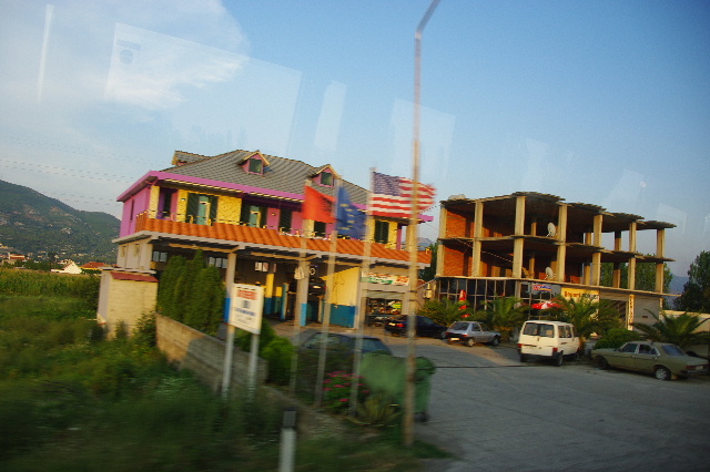 【アルバニア】 アルバニアの内陸部を走り、ちと休憩。_c0011649_7252919.jpg