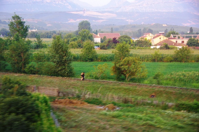 【アルバニア】 アルバニアの内陸部を走り、ちと休憩。_c0011649_7313299.jpg