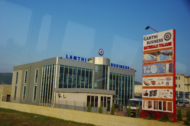 【アルバニア】 アルバニアの内陸部を走り、ちと休憩。_c0011649_79288.jpg