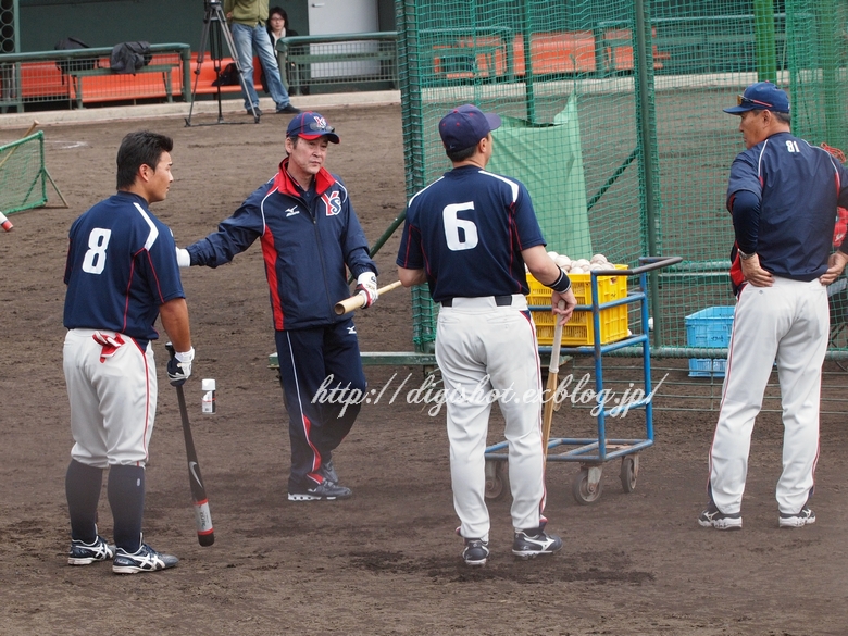 2/5ヤクルトキャンプ、若松臨時コーチが若手を指導_e0222575_204013.jpg