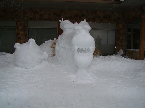 こんな雪像があるよ！_b0185375_19401172.jpg