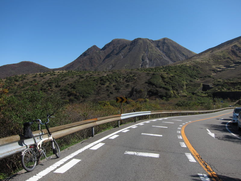 広大な草原、まっすぐに延びる道...絵にかいたような草原ー長寿が原・ブロンプトンと行く九州リベンジ⑯_e0138081_1865416.jpg