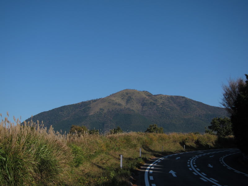 広大な高原と遠景の阿蘇の山々を眺めてーやまなみハイウェイ・瀬の本高原：ブロンプトンと九州リベンジ⑬_e0138081_6324179.jpg