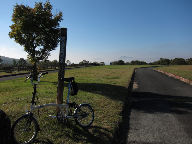 広大な高原と遠景の阿蘇の山々を眺めてーやまなみハイウェイ・瀬の本高原：ブロンプトンと九州リベンジ⑬_e0138081_6354439.jpg