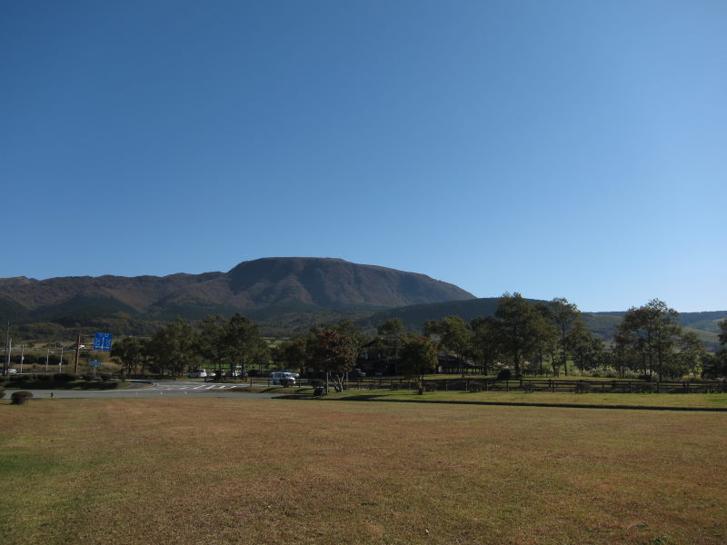 広大な高原と遠景の阿蘇の山々を眺めてーやまなみハイウェイ・瀬の本高原：ブロンプトンと九州リベンジ⑬_e0138081_6455653.jpg