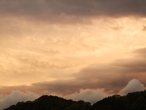 不思議な空　　　2011年　9月21日　午後6時ころ_f0220316_1325241.jpg