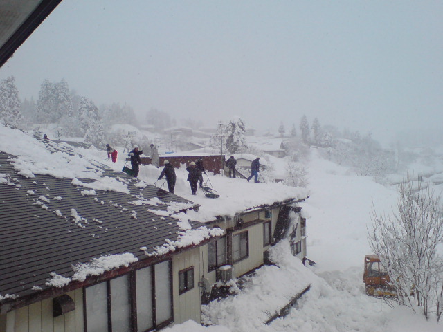 この冬2度目の雪下ろし。_d0182179_16484231.jpg