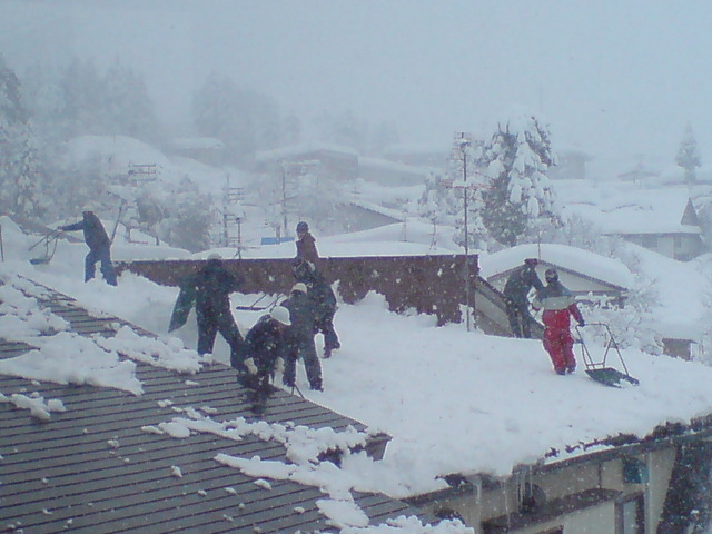 この冬2度目の雪下ろし。_d0182179_17535699.jpg