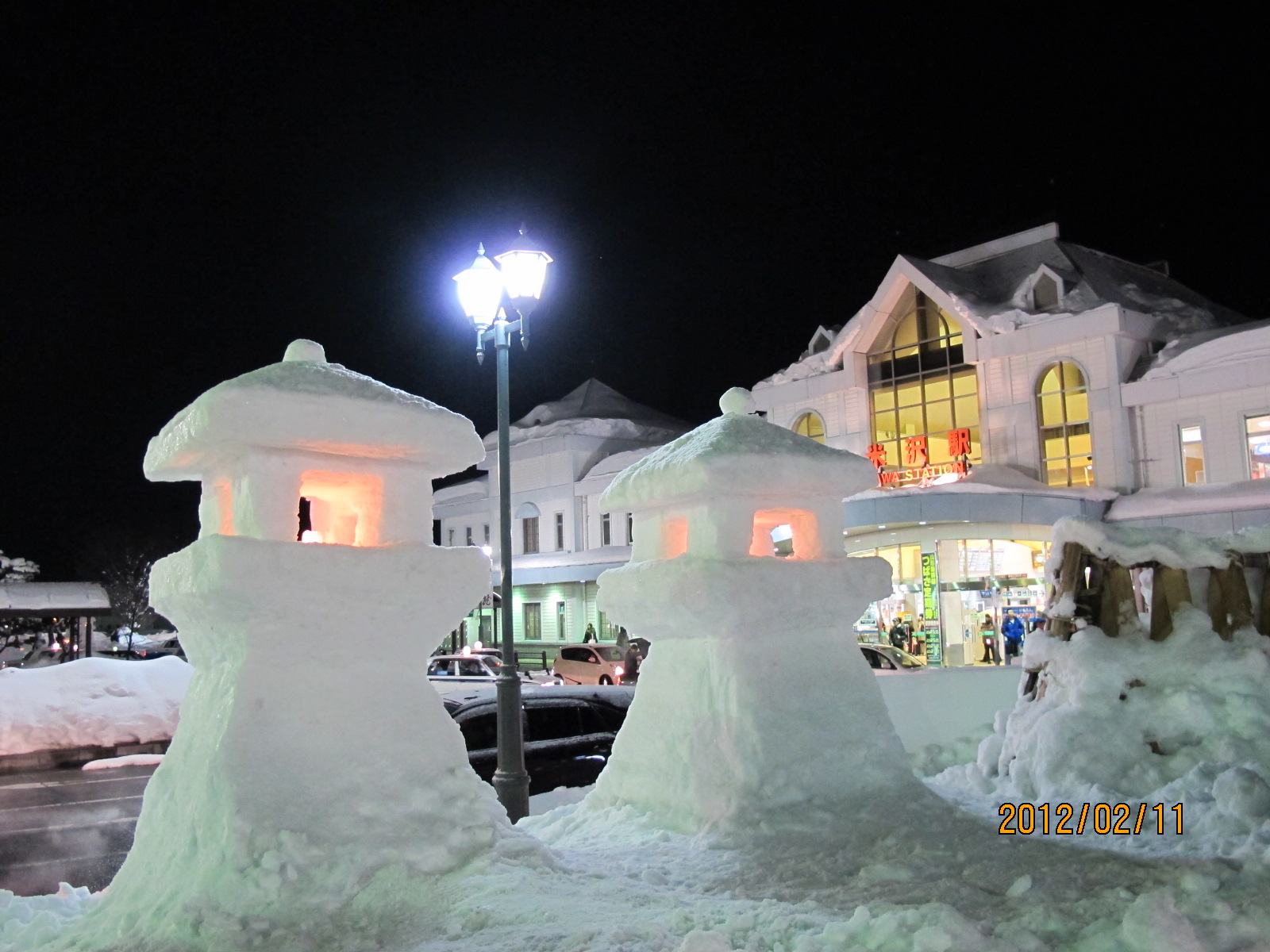 上杉雪灯篭まつり・・米沢駅前、１１日夜・・・その１_c0075701_1925436.jpg